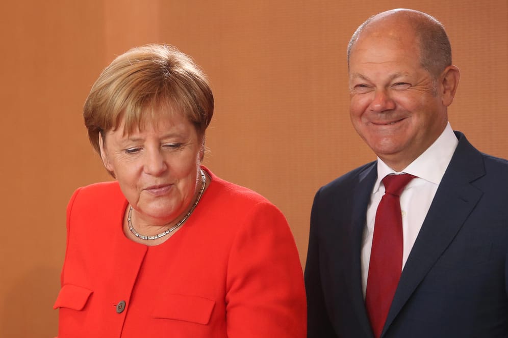 Bundeskanzlerin Angela Merkel und Finanzminister Olaf Scholz: Sie können sich über einen Milliardenüberschuss in der Staatskasse freuen.