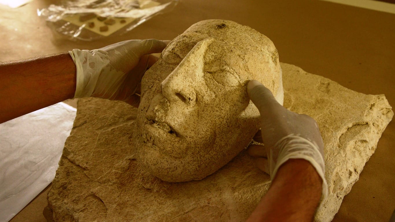 Funde im Palast von Palenque: Die Maske, ein Nasenschmuck und eine unterirdische Passage sind die jüngsten Entdeckungen, die das mexikanische Nationalinstitut für Anthropologie und Geschichte (INAH) gemacht hat.