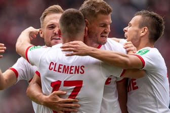 Kölns Rafael Czichos (v.l.), Christian Clemens, Torschütze Simon Terodde und Louis Schaub jubeln nach dem Treffer zum 2:1.