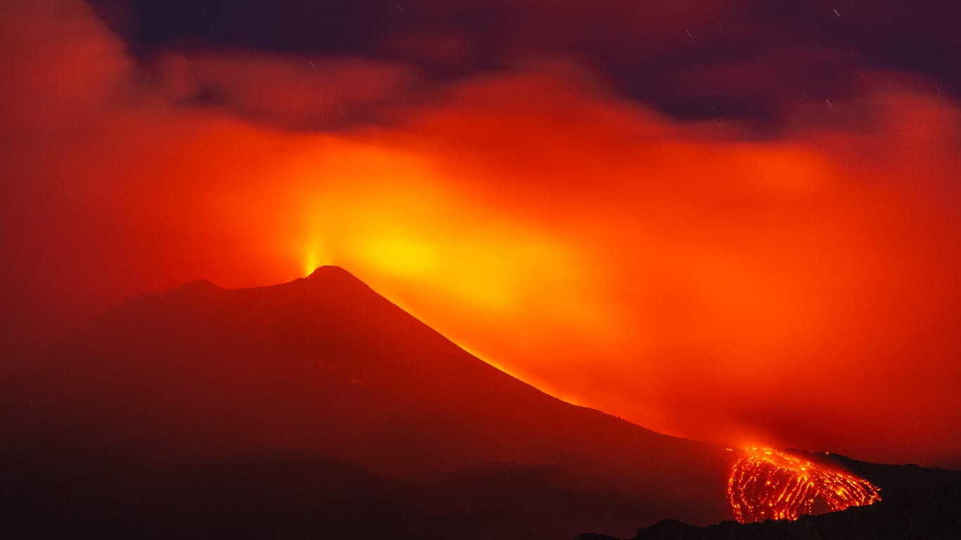 Der Ätna speit Lava bei einem Vulkanausbruch am frühen Morgen.