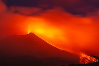 Der Ätna speit Lava bei einem Vulkanausbruch am frühen Morgen.