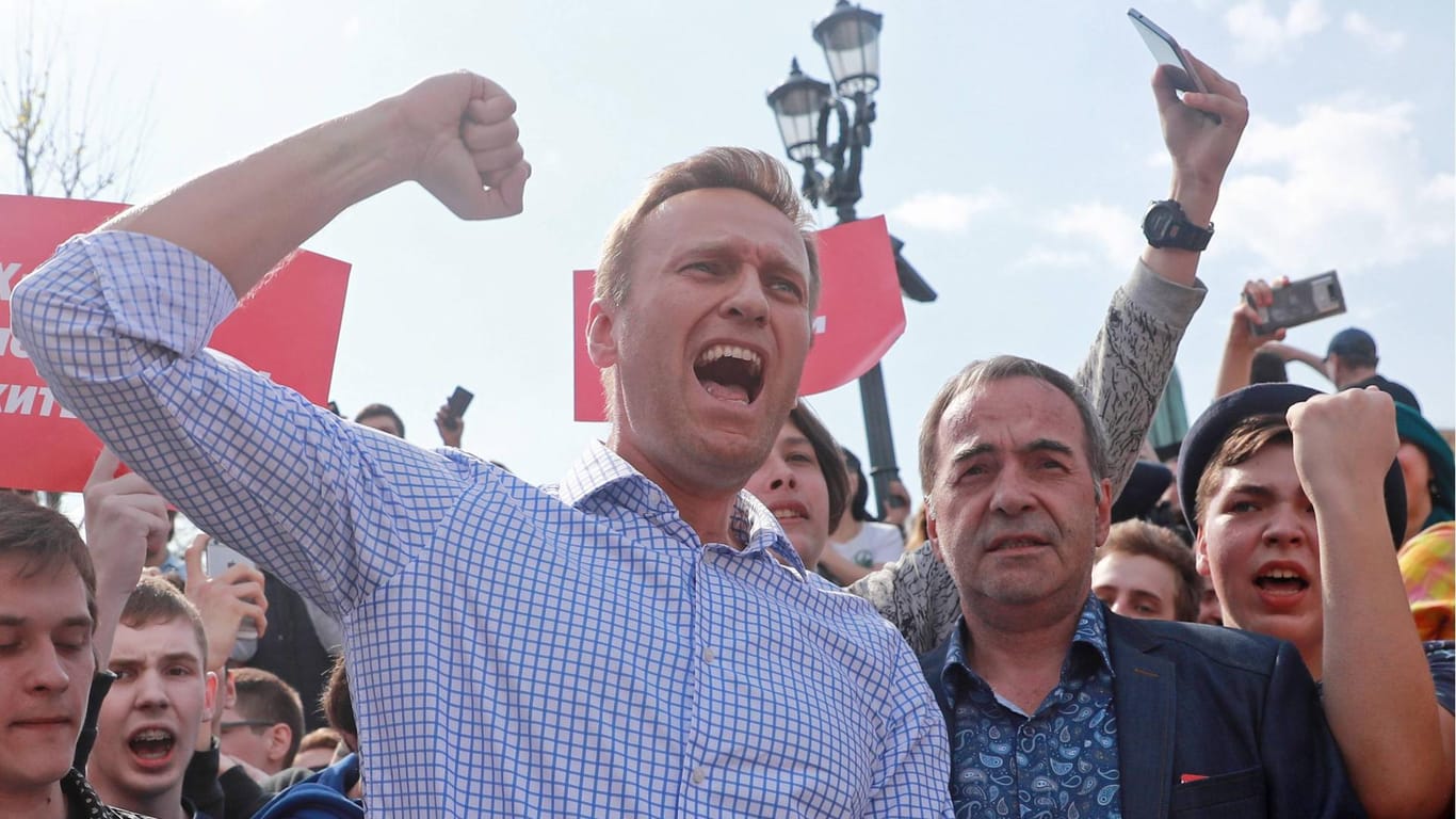 Alexej Navalny bei einer Kundgebung im Mai in Moskau: Der Oppositionspolitiker legt sich regelmäßig mit der russischen Staatsführung an.