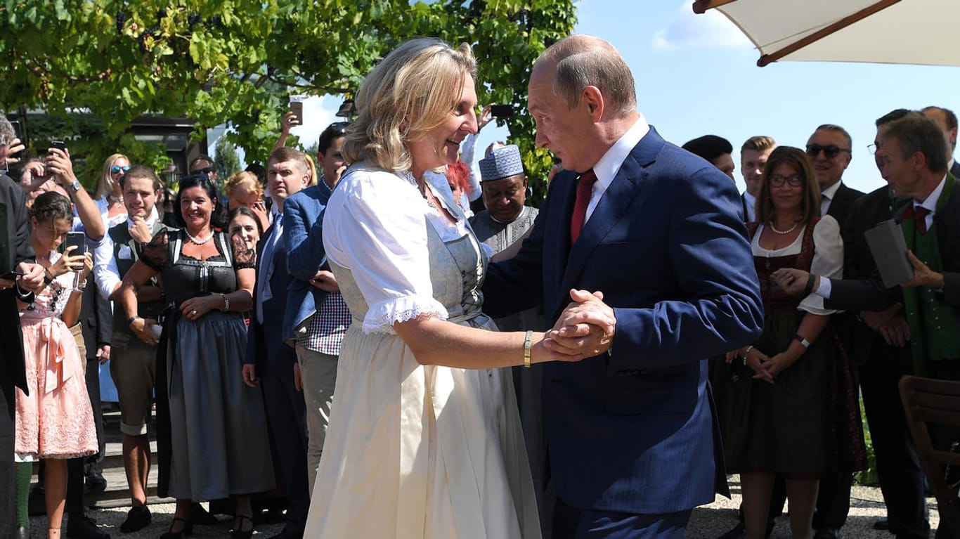 Österreichs Außenministerin Karin Kneissl (FPÖ) und Russlands Präsident Wladimir Putin: Auf Kneissls Hochzeit tanzten die Politiker miteinander.