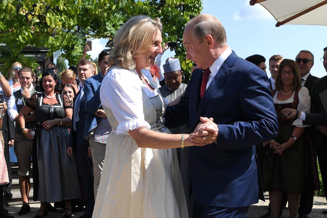 Österreichs Außenministerin Karin Kneissl (FPÖ) und Russlands Präsident Wladimir Putin: Auf Kneissls Hochzeit tanzten die Politiker miteinander.