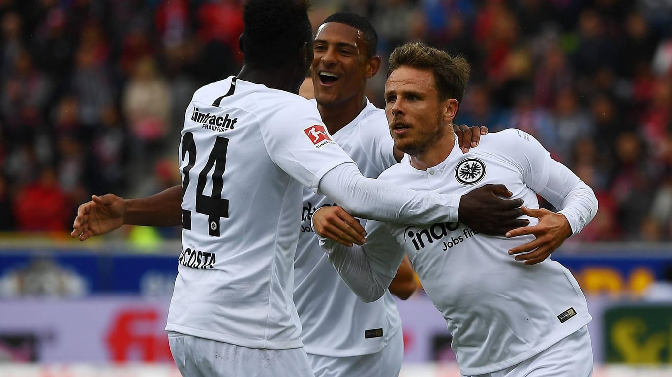 Danny da Costa (v.l.), Nicolai Müller und Sebastien Haller feiern das 1:0.