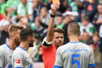 Schiedsrichter Patrick Ittrich zeigt Schalkes Matija Nastasic (r.) die rote Karte.