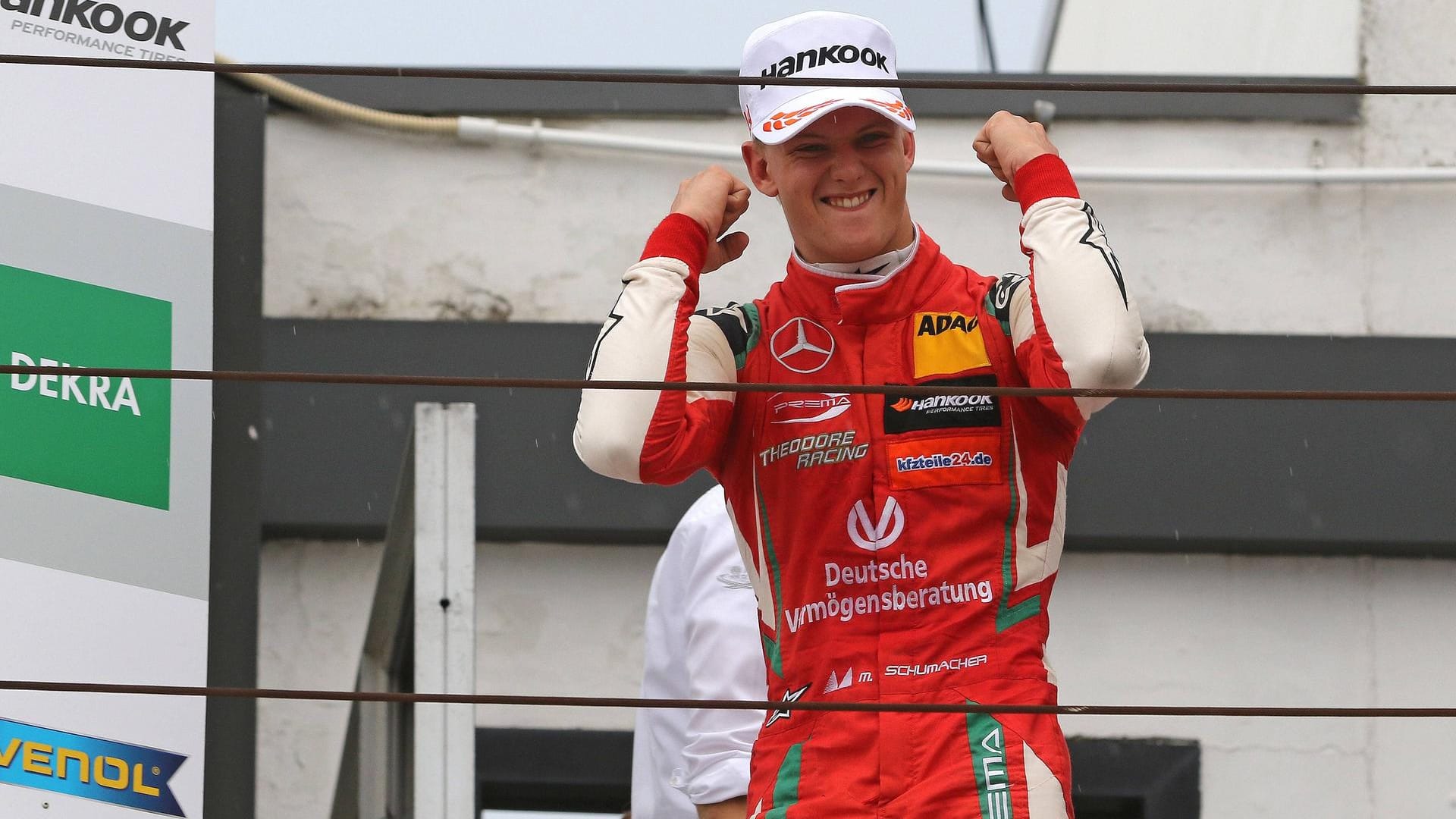 Pure Freude: Mick Schumacher auf dem Siegertreppchen nach seinem F3-Erfolg in Misano.