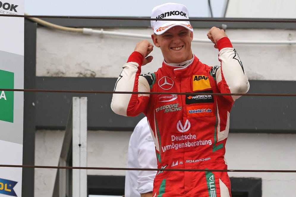 Pure Freude: Mick Schumacher auf dem Siegertreppchen nach seinem F3-Erfolg in Misano.