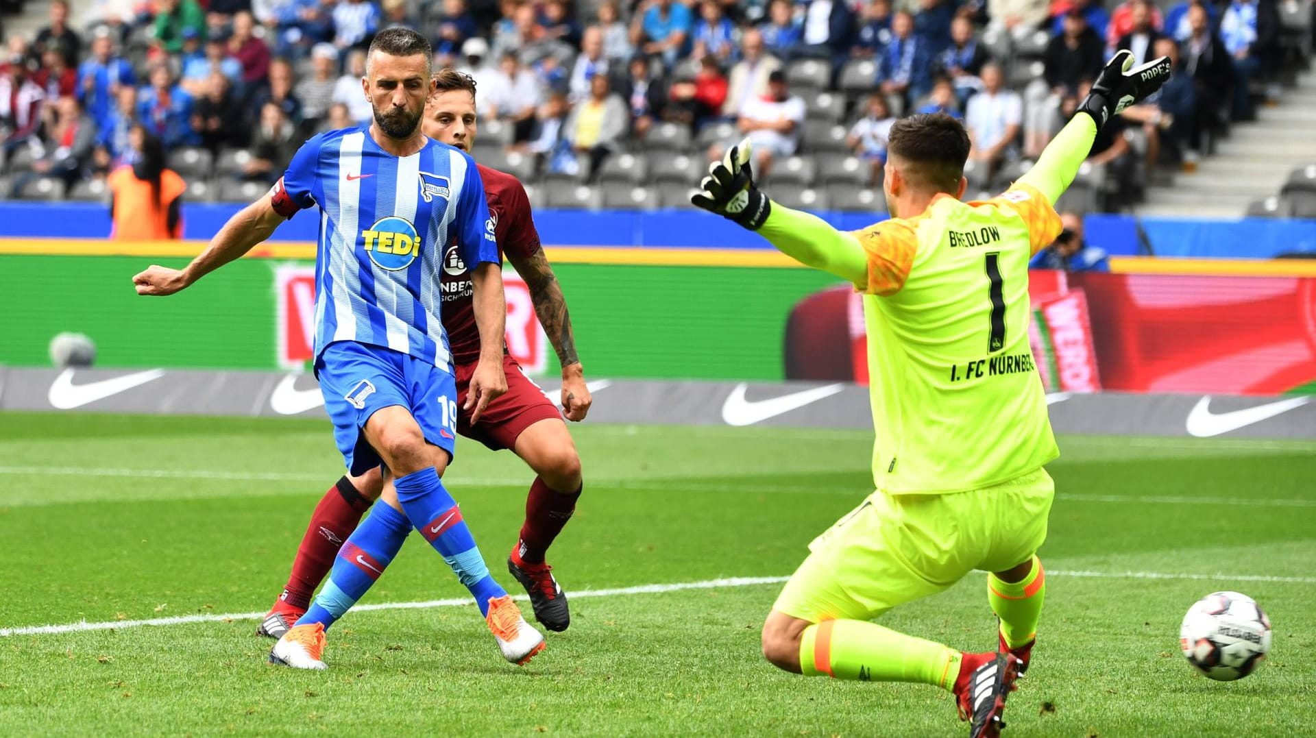 Vedad Ibisevic trifft nach Vorarbeit von Lazaro aus drei Metern.