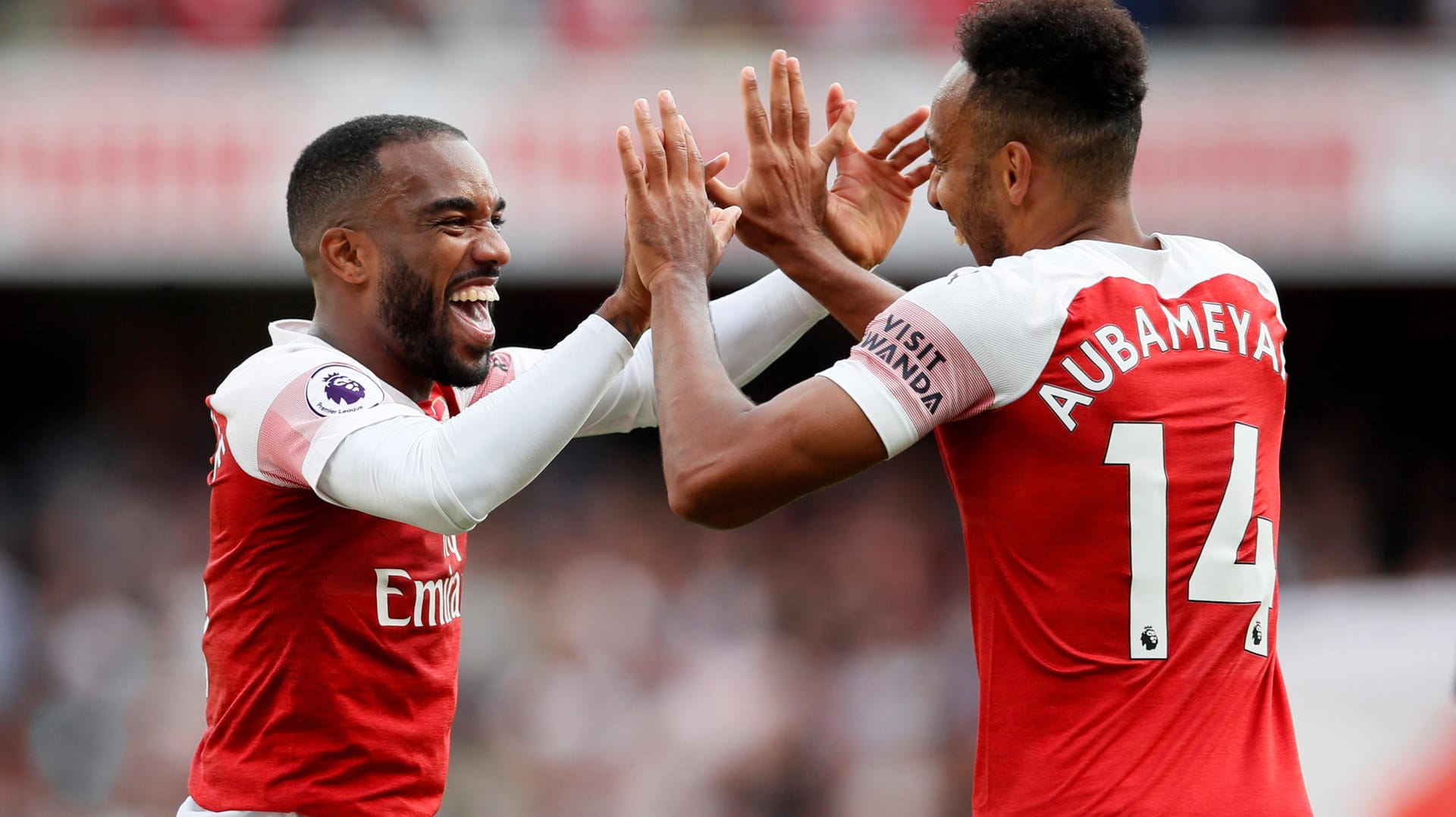 Alexandre Lacazette and Pierre-Emerick Aubameyang nachz dem zweiten Treffer.