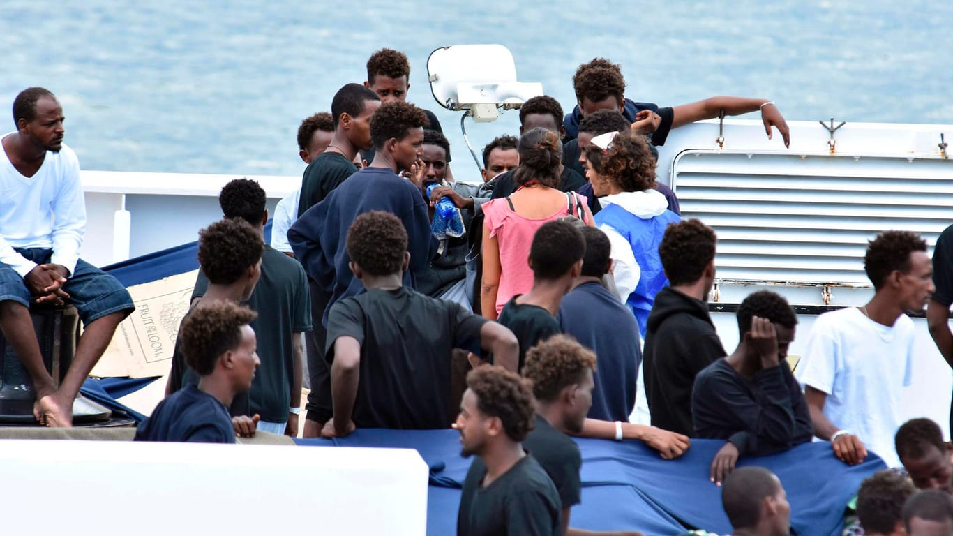 Migranten an Bord der "Diciotti": Das Rettungsschiff liegt seit Montag im Hafen von Catania.