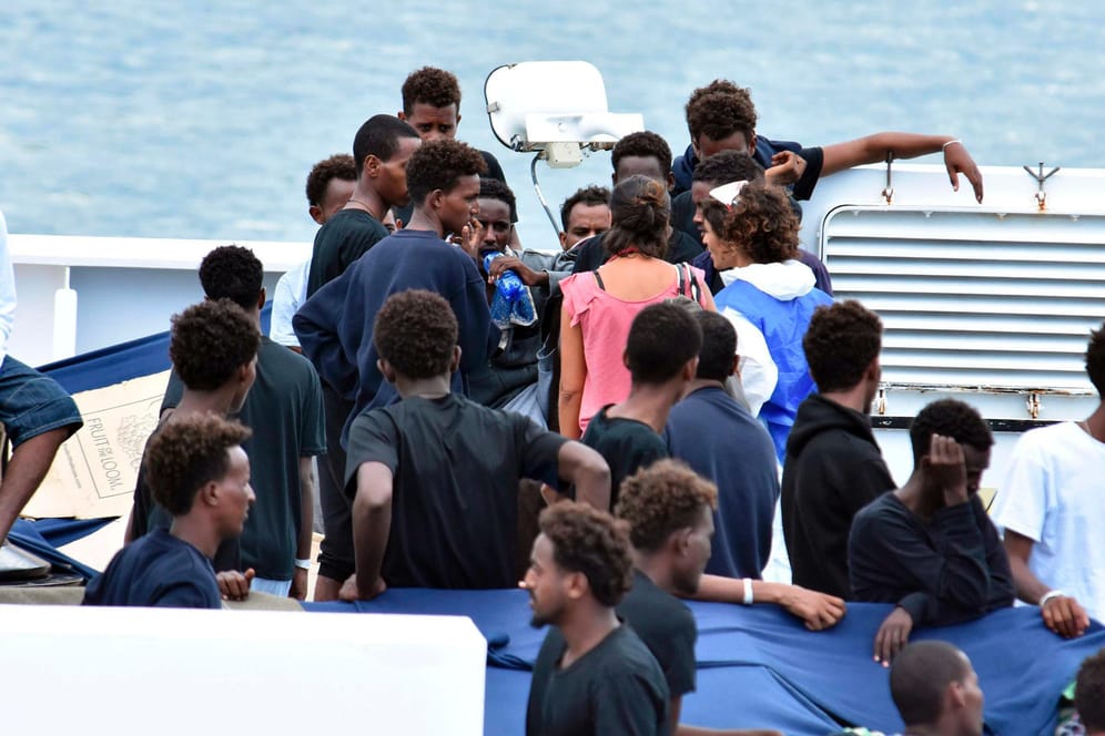 Migranten an Bord der "Diciotti": Das Rettungsschiff liegt seit Montag im Hafen von Catania.