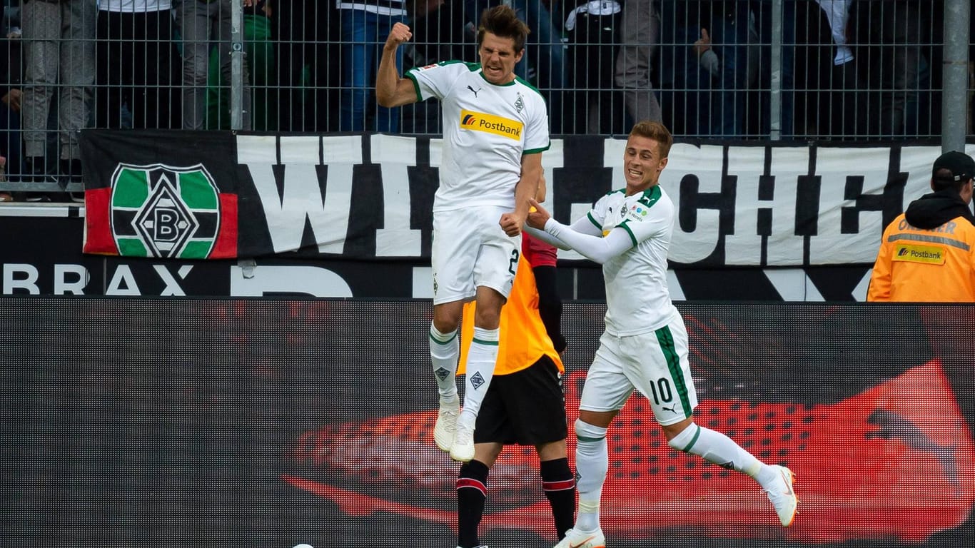 Gladbacher Glückseligkeit: Jonas Hofmann (l.) bejubelt mit Thorgan Hazard seinen Treffer zum zwischenzeitlichen 1:0.