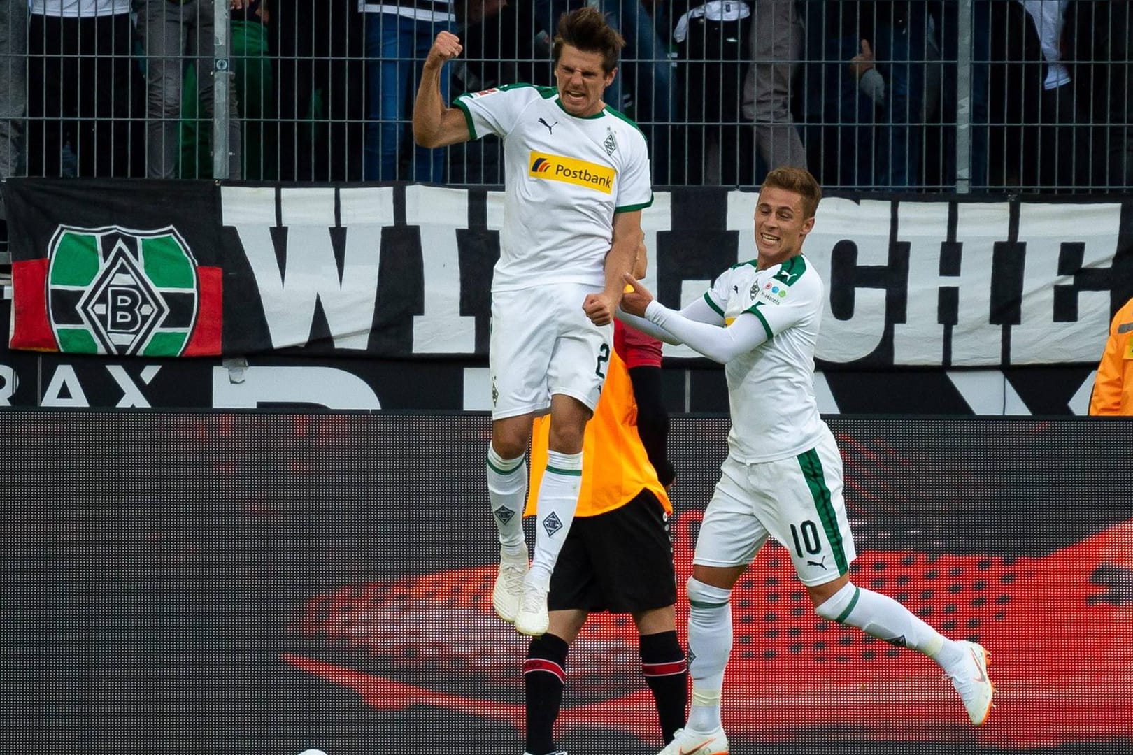 Gladbacher Glückseligkeit: Jonas Hofmann (l.) bejubelt mit Thorgan Hazard seinen Treffer zum zwischenzeitlichen 1:0.