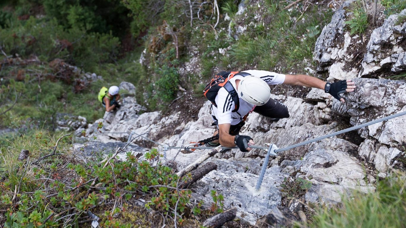 Bergsteiger unterwegs in den Bergen Tirols: Rettungskräfte haben zwei verunglückte Deutsche im Zillertal entdeckt.