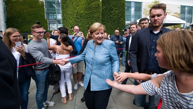 Angela Merkel begrüßt Besucher auf dem Gelände des Bundeskanzleramts. Angela Merkel begrüßt Besucher auf dem Gelände des Bundeskanzleramts.