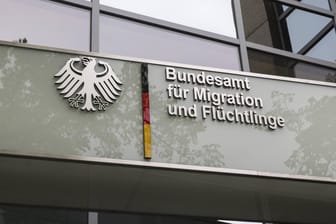Das Bundesamt für Migration und Flüchtlinge (Bamf) in Berlin: Der Skandal in der Bremer Außenstelle scheint längst nicht so dramatisch zu sein wie ursprünglich angenommen.
