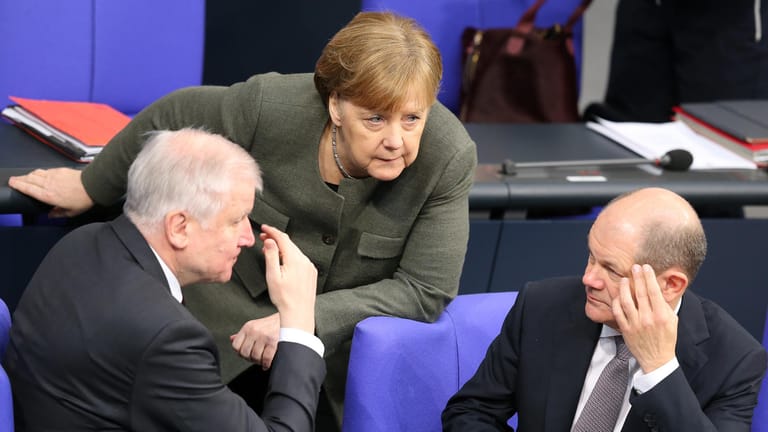 Bundeskanzlerin Angela Merkel im Gespräch mit Bundesinnenminister Horst Seehofer (li.) und mit Bundesfinanzminister Olaf Scholz: Vor allem um die Rentenpolitik gibt es derzeit Streit in der Großen Koalition.