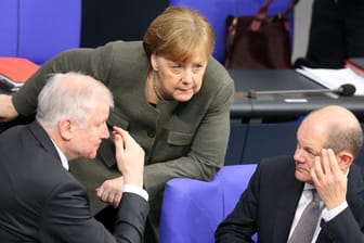 Bundeskanzlerin Angela Merkel im Gespräch mit Bundesinnenminister Horst Seehofer (li.) und mit Bundesfinanzminister Olaf Scholz: Vor allem um die Rentenpolitik gibt es derzeit Streit in der Großen Koalition.