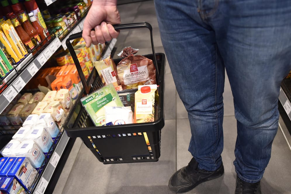 Einkaufskorb mit Lebensmitteln: Die Zahl der Einkaufstrips ist allein in den vergangenen vier Jahren um rund zehn Prozent zurückgegangen.