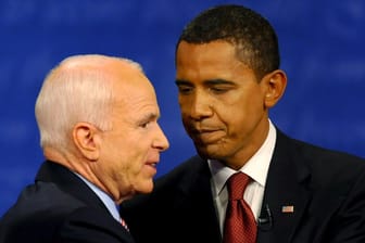 Der damalige Präsidentschaftskandidat der Republikaner John McCain und der damalige demokratische Präsidentschaftskandidat Barack Obama 2008 nach einem TV-Duell: "Wenige von uns wurden so herausgefordert", schrieb Obama zum Tode McCains.