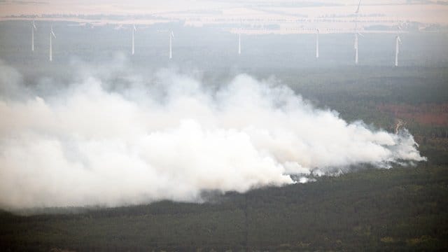 Brennende Waldfläche bei Frohnsdorf in Brandenburg.