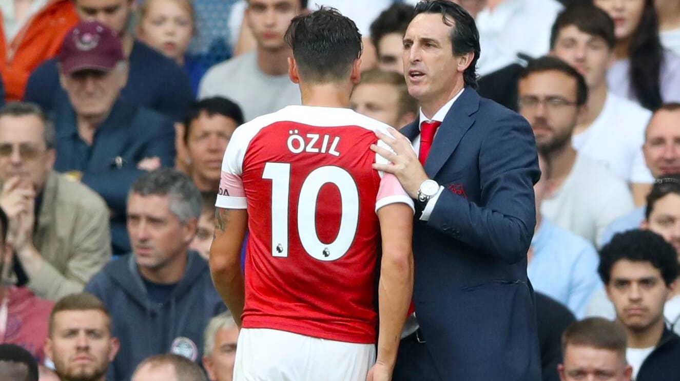 Emery (r.) mit Özil am Rande eines Premier-League-Spiels.