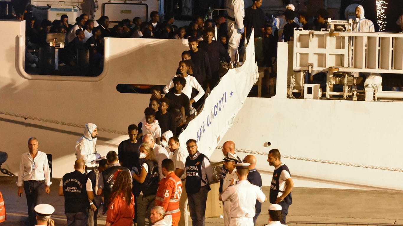 Migranten gehen von Bord des Rettungsschiff "Diciotti": Die italienische Küstenwache konnte im August 190 Migranten im Mittelmeer retten.