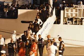 Migranten gehen von Bord des Rettungsschiff "Diciotti": Die italienische Küstenwache konnte im August 190 Migranten im Mittelmeer retten.