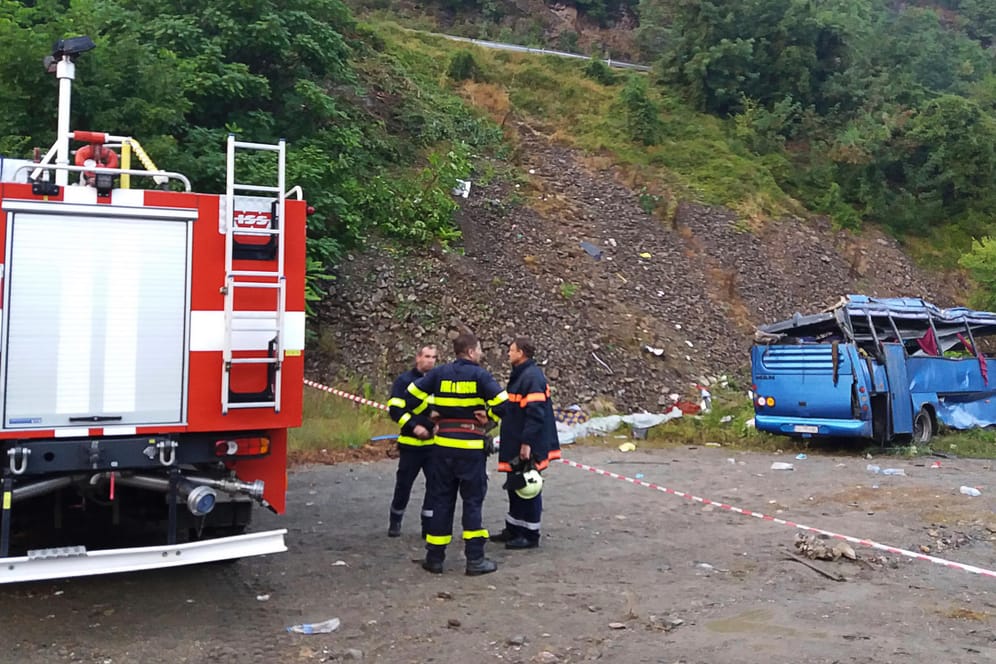 Feuerwehrleute am Unglücksort in Bulgarien: In Bulgarien sterben jährlich tausende Menschen bei Verkehrsunfällen.