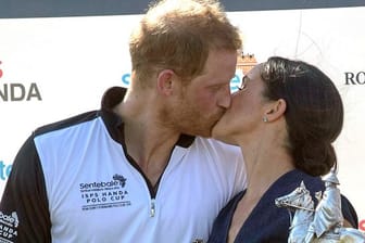 Prinz Harry und Herzogin Meghan küssen sich beim Sentebale ISPS Handa Polo Cup in Windsor.