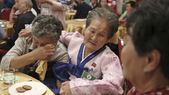 Erstmals seit drei Jahren konnten sich Angehörige von koreanischen Familien in Nordkorea treffen. Erstmals seit drei Jahren konnten sich Angehörige von koreanischen Familien in Nordkorea treffen.