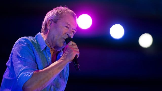 Ian Gillan von der britischen Band Deep Purple bei der Arbeit.