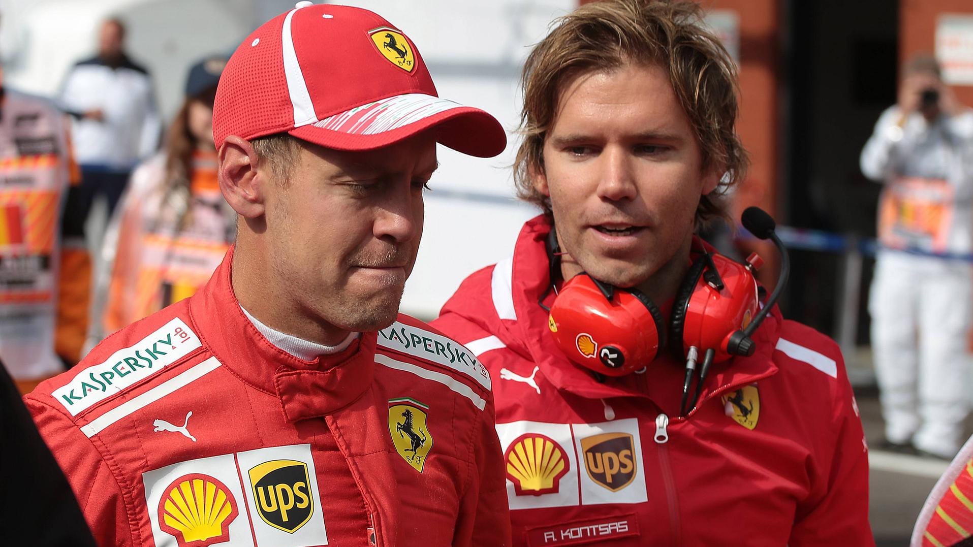 Angefressen: Sebastian Vettel (li.) auf dem Weg in die Ferrari-Box.