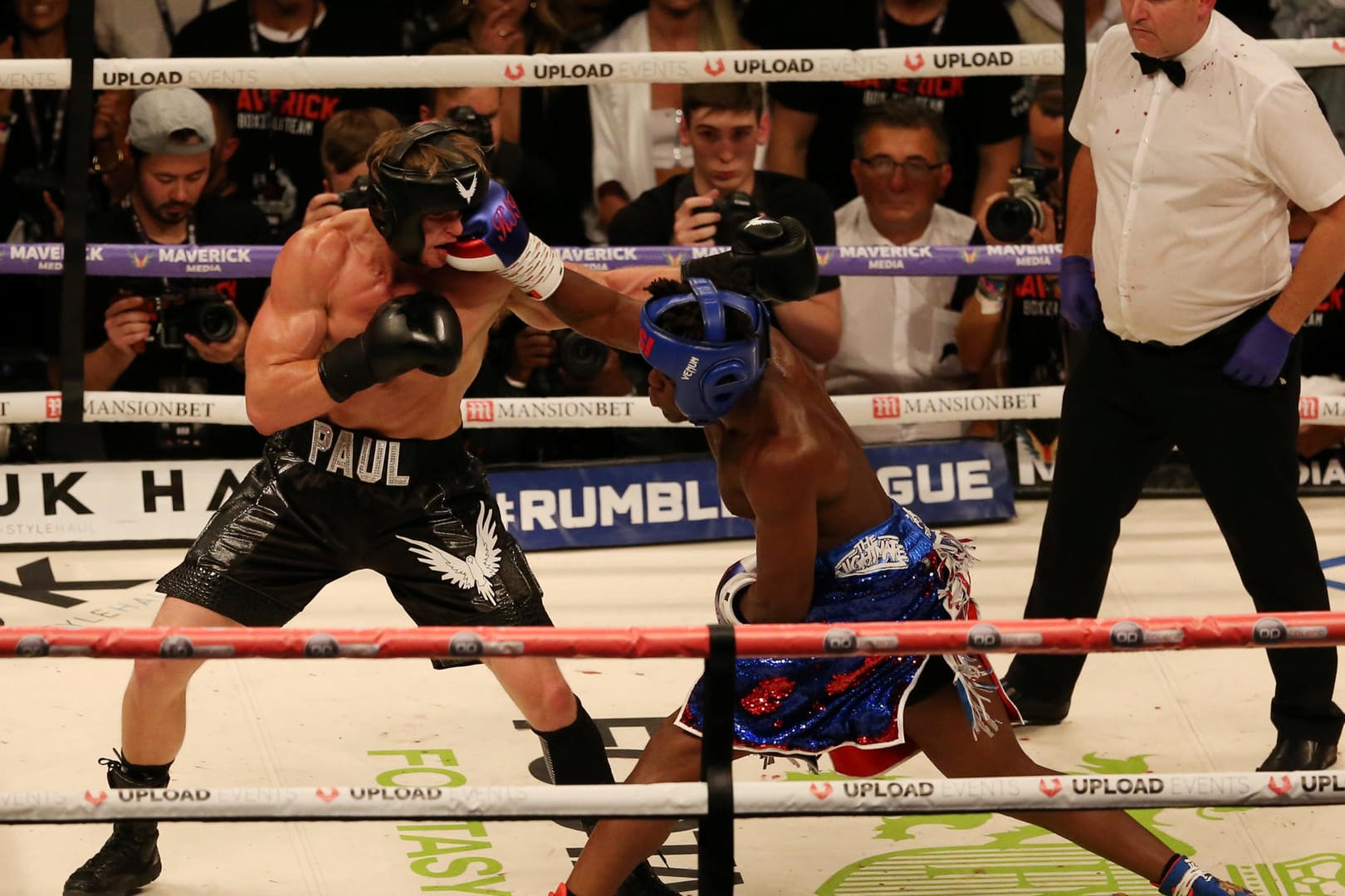 KSI und Logan Paul im Ring der Manchester Arena: Der Kampf zwischen Logan Paul und KSI endete mit einem Unentschieden. Ein Rückkampf wurde bereits angekündigt.