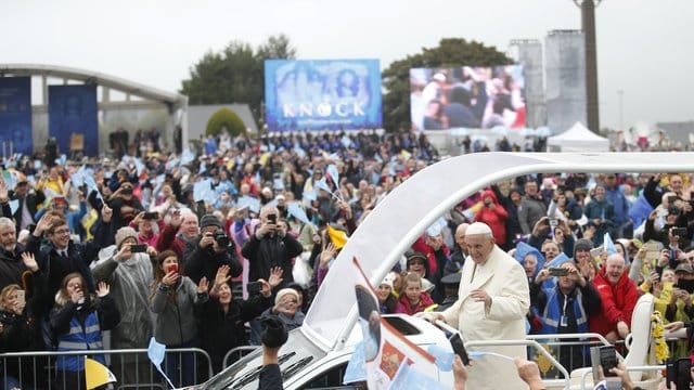 Papst Franziskus kommt in Knock an. Papst Franziskus kommt in Knock an.