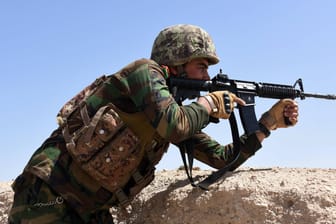 Ein afghanischer Soldat bei einer militärischen Operation: Bei einer Luft- und Bodenoffensive auf IS-Stellungen konnte der IS-Anführer Abu Saad Erhabi getötet werden.