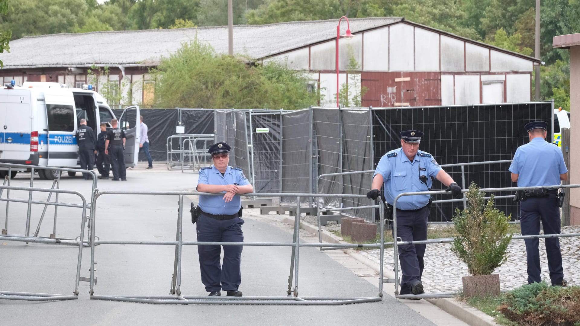 Polizisten stehen am ursprünglichen Veranstaltungsort: Die Kommune hatte die Versammlung der Rechten nicht verboten, sondern die Nutzung eines brachliegenden Industriegeländes untersagt. Polizisten stehen am ursprünglichen Veranstaltungsort: Die Kommune hatte die Versammlung der Rechten nicht verboten, sondern die Nutzung eines brachliegenden Industriegeländes untersagt.