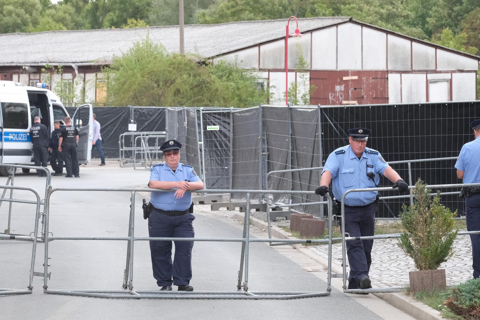 Polizisten stehen am ursprünglichen Veranstaltungsort: Die Kommune hatte die Versammlung der Rechten nicht verboten, sondern die Nutzung eines brachliegenden Industriegeländes untersagt.