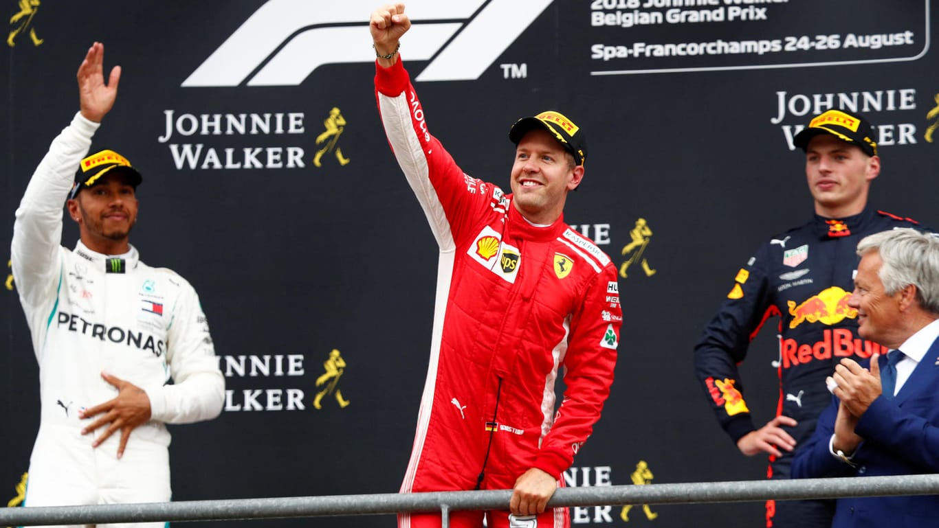 Geballte Faust bei der Siegerehrung: Sebastian Vettel (M.) feiert seinen Erfolg ausgelassen, Lewis Hamilton (l.) ist dagegen etwas reservierter.