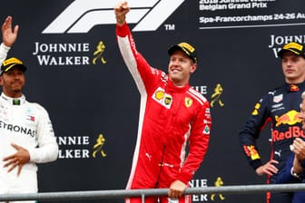 Geballte Faust bei der Siegerehrung: Sebastian Vettel (M.) feiert seinen Erfolg ausgelassen, Lewis Hamilton (l.) ist dagegen etwas reservierter.