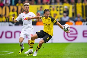 Dortmunds Thomas Delaney (r) und Leipzigs Kevin Kampl kämpfen um den Ball.