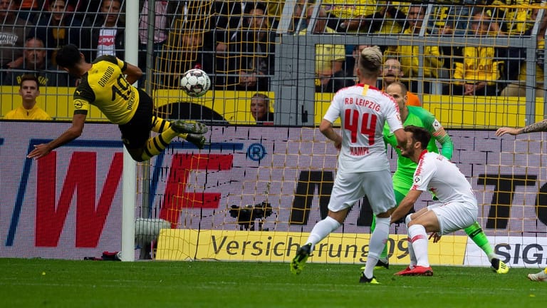 Volle Körperspannung: Dortmunds Mahmound Dahoud (l.) bei seinem Treffer zum zwischenzeitlichen 1:1.