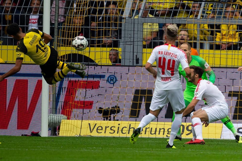 Volle Körperspannung: Dortmunds Mahmound Dahoud (l.) bei seinem Treffer zum zwischenzeitlichen 1:1.