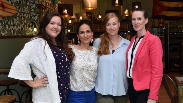 Die Schauspielerinnen Sarah Victoria Schalow (Nadine), Shirin Sorya (Kaya), Franziska Arndt (Tina) und Katrin Höft (Heike) spielen in "Freundinnen - Jetzt erst recht". Die Schauspielerinnen Sarah Victoria Schalow (Nadine), Shirin Sorya (Kaya), Franziska Arndt (Tina) und Katrin Höft (Heike) spielen in "Freundinnen - Jetzt erst recht".