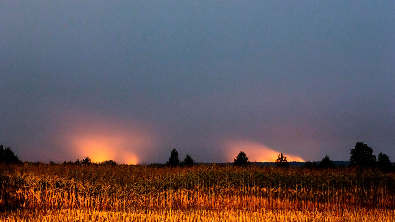 Die Waldbrände zwischen Treuenbrietzen und Jüterbog erhellen den Nachthimmel.