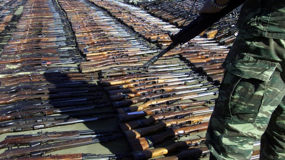 Ein Nato-Soldat im Jahr 2001 vor Tausenden Waffen im Kosovo.