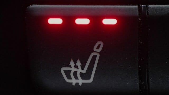 Sitzheizung-Symbol in einem Fahrzeug: Ob so ein wärmender Sitz gefährlich sein kann, haben bereits mehrere Studien untersucht.