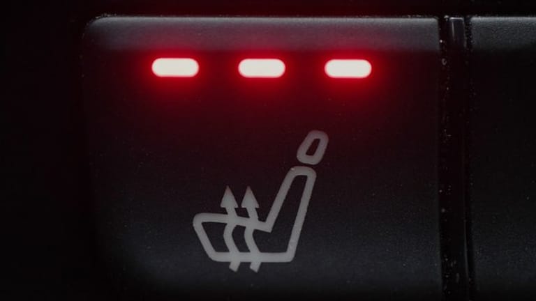 Sitzheizung-Symbol in einem Fahrzeug: Die Benutzung von Sitzheizungen im Auto kann die Spermienproduktion hemmen.