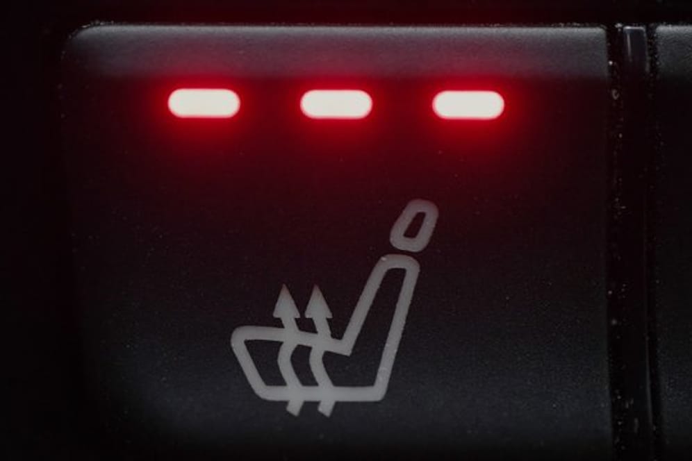 Sitzheizung-Symbol in einem Fahrzeug: Die Benutzung von Sitzheizungen im Auto kann die Spermienproduktion hemmen.